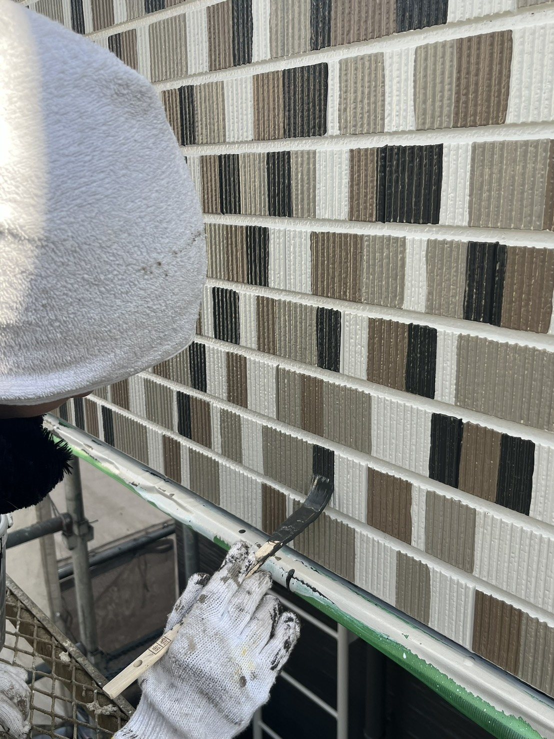 筆で外壁を塗る手元の近く